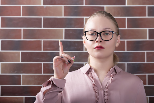 一个女孩手指向上的肖像图片下载