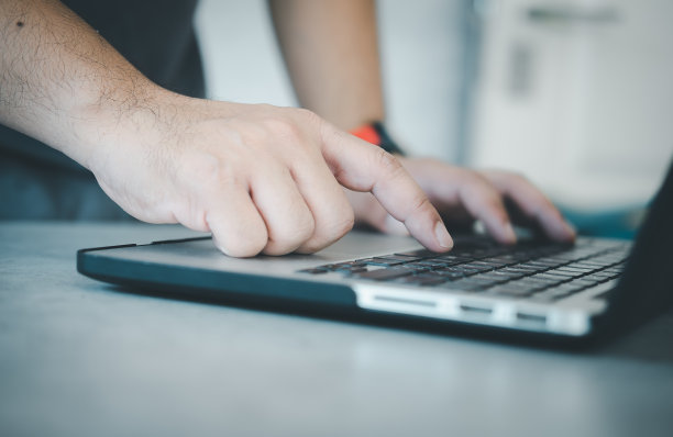 手使用笔记本电脑。图片下载