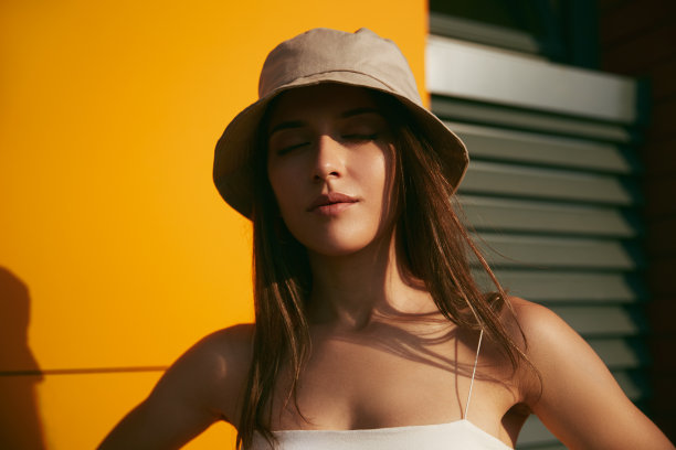 时髦迷人的女人戴着时髦的帽子图片下载