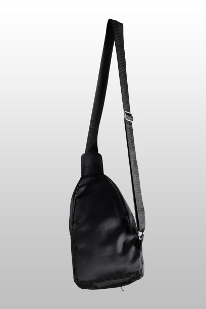 男士三角肩包。图片下载