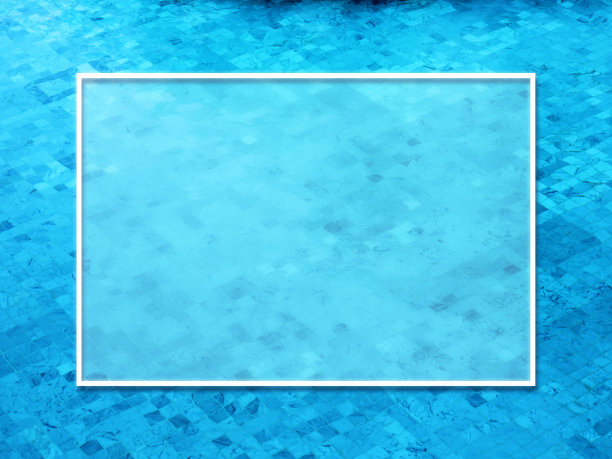 透明的玻璃边框在蓝色水面上与马赛克网格瓷砖图案在游泳池的背景，顶视图。空白空间为暑假、假期时间、假期概念。图片下载