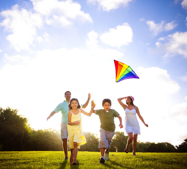 夏季家庭乐趣在公园图片下载