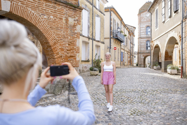 和朋友一起享受法国图片下载