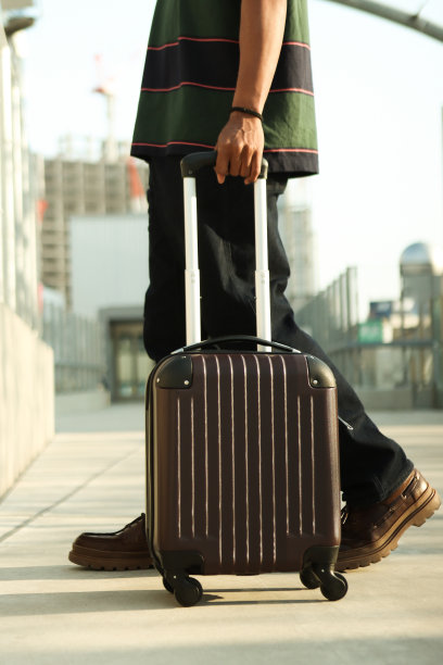 一个人拖着行李的照片图片下载