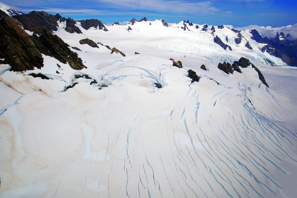 白雪覆盖的山顶图片下载