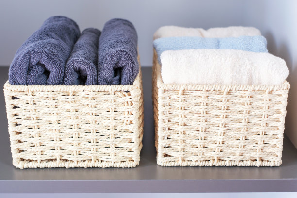 毛巾叠在柳条箱里，放在壁橱的架子上。图片下载