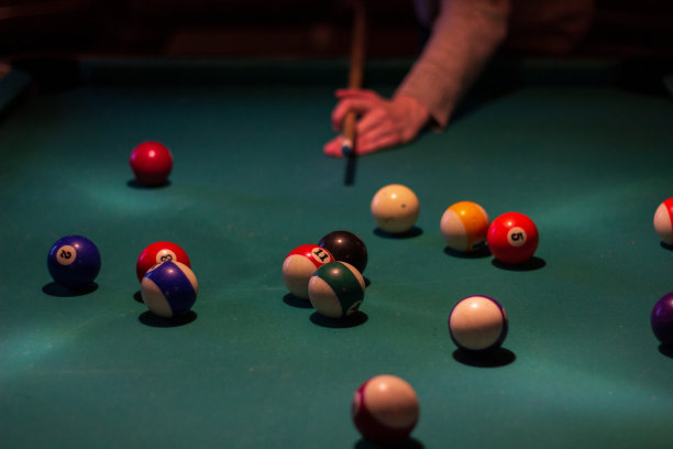 女子击打台球主球后的手。图片下载