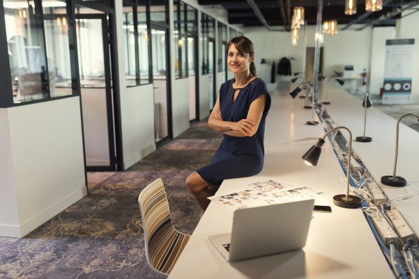 现代办公场所美丽的中年商务女性肖像。看相机图片下载