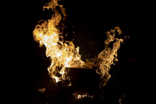 火焰在黑暗。燃烧干柴。图片下载