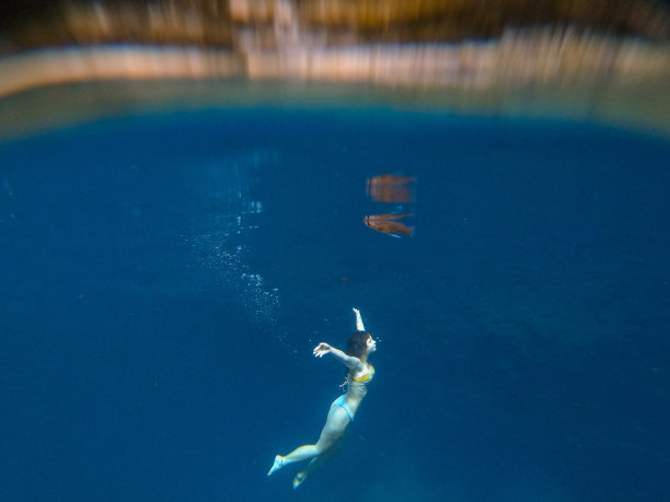 在墨西哥Cenote水下游泳的女子图片下载