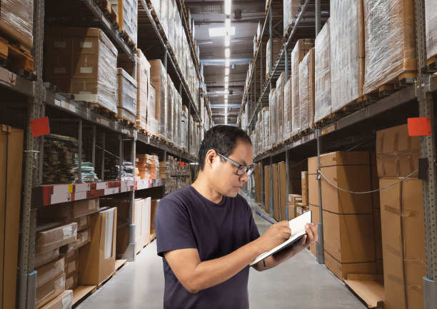 仓库工人在书上写字。图片下载