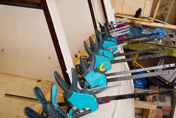 修理窗户漏水的大篷车。腐烂的帧替代图片下载