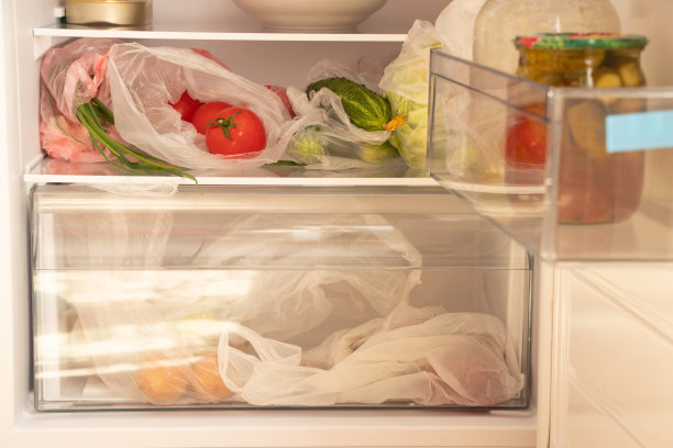 家里冰箱里的西红柿、黄瓜、卷心菜、冰箱里的蔬菜、纯素食品图片下载