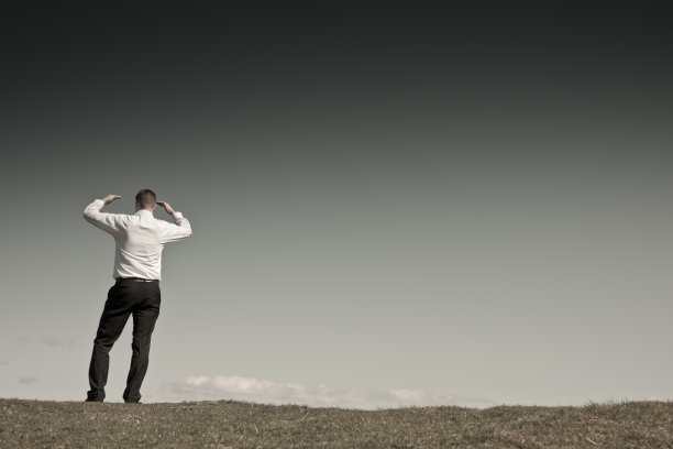 一个商人从山坡上向外看图片下载
