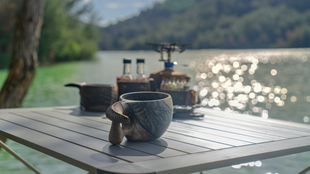 湖边露营的早餐餐桌图片下载