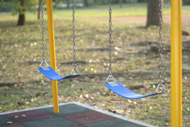 操场上的秋千图片下载