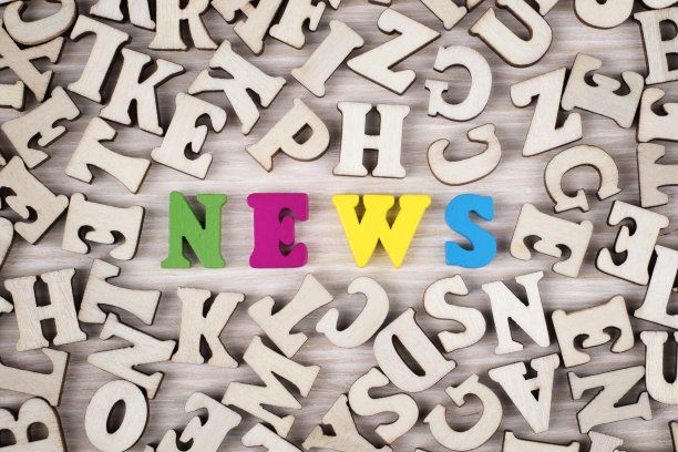 木制彩色单词“新闻”图片下载