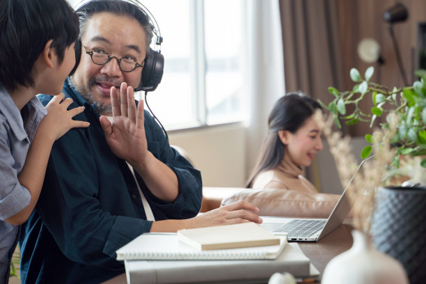 儿子在工作时打扰父亲图片下载