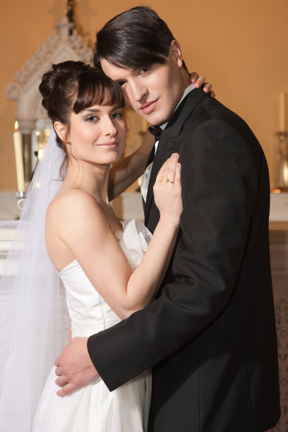 新娘和新郎在教堂里图片下载