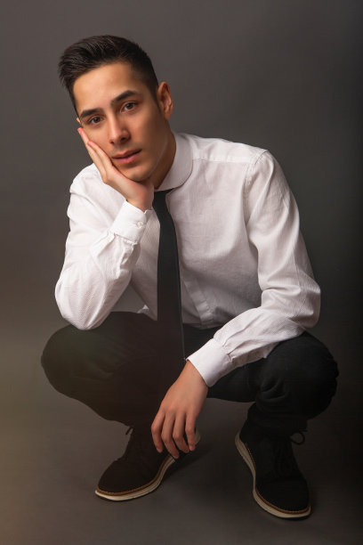 英俊的男性模特肖像图片下载