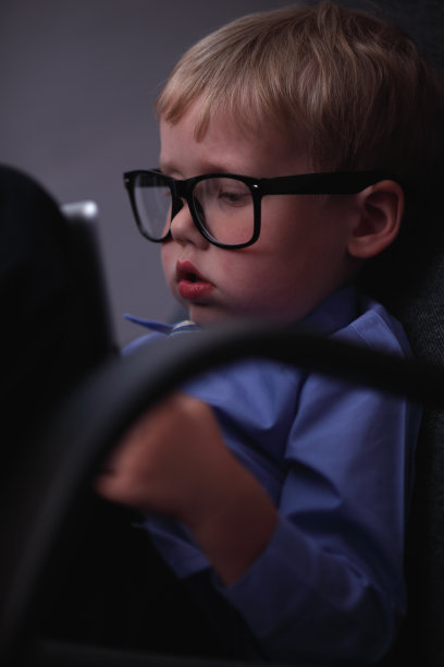 孩子晚上使用电子平板电脑图片下载