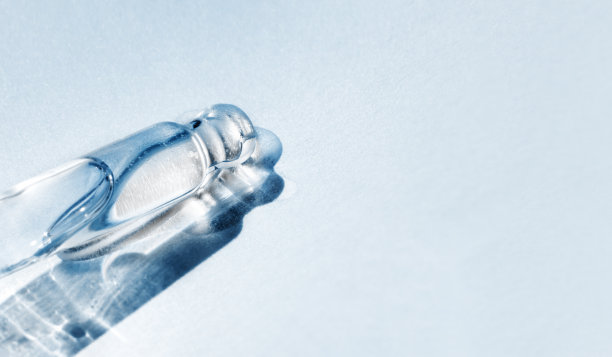 带液体透明质酸的移液器，单色蓝色背景。化妆品和保健概念特写图片下载