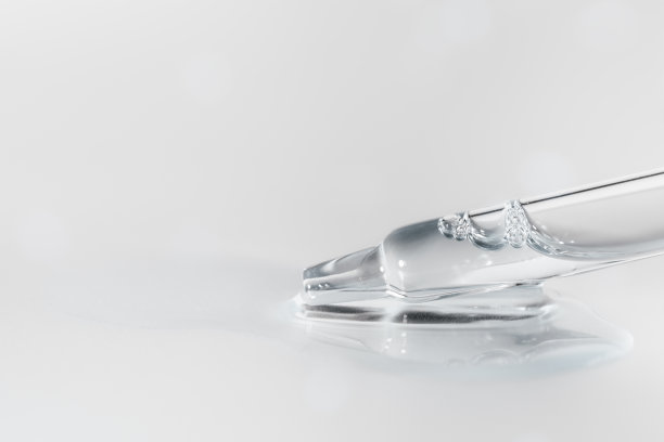 带液体透明质酸的移液器，单色蓝色背景。化妆品和保健概念特写图片下载