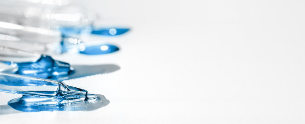 单色背景上带有液体透明质酸的移液器。化妆品和保健概念特写图片下载