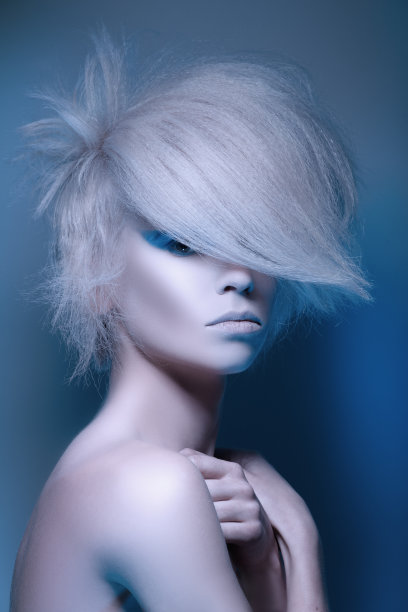 时装模特在蓝色背景摆姿势图片下载