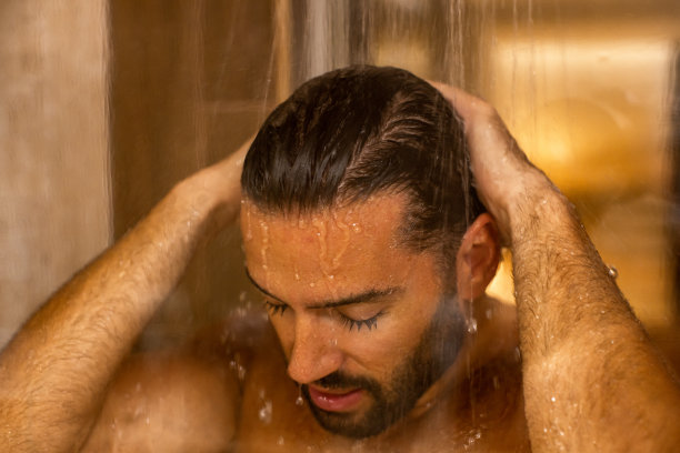 帅哥在酒店房间里洗澡图片下载