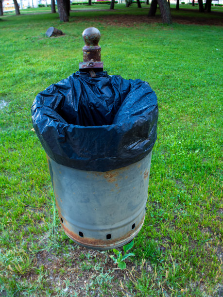 公园里的垃圾桶。回收的概念。图片下载