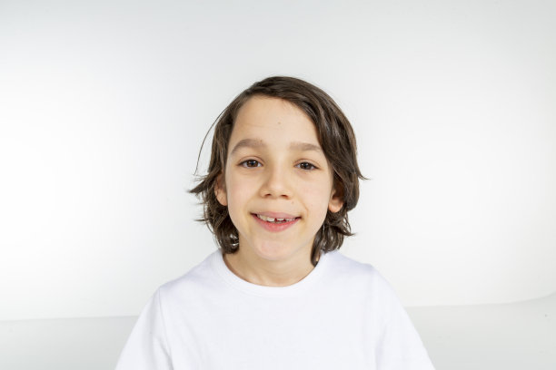 一个小男孩的肖像图片下载