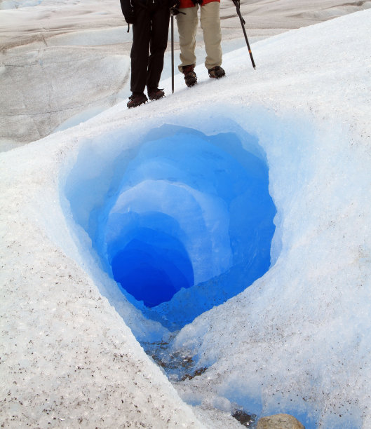 站在冰川隧道上图片下载