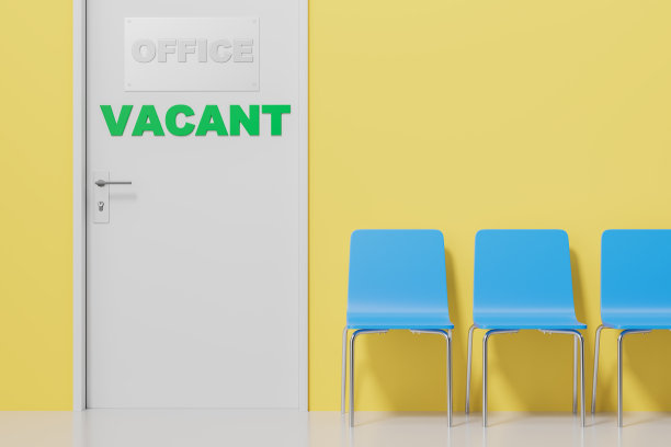 办公室门上挂着空置的牌子，走廊里有一排椅子图片下载
