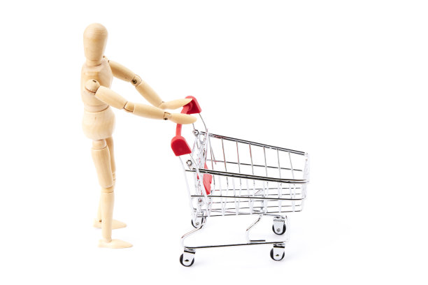 白色背景下推着购物车的傻瓜。购物的概念图片下载
