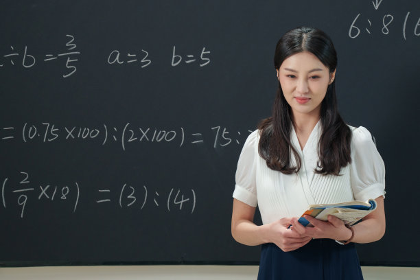 青年老师在教室里上课图片下载