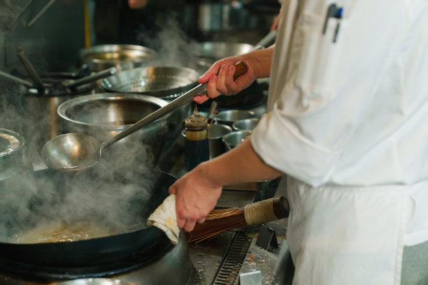 餐厅后厨大厨炒菜颠勺图片下载
