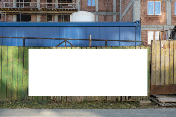 建筑工地围栏上的空白白旗广告图片下载