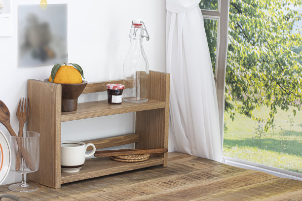 厨房里的古董木储物架图片下载