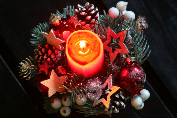 点燃圣诞蜡烛图片下载