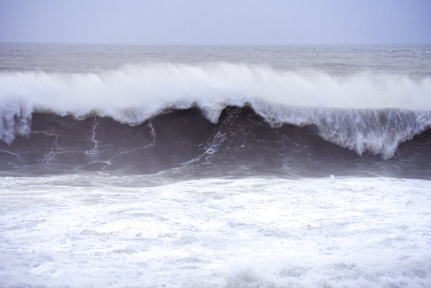 大浪拍打着碧绿的海面图片下载