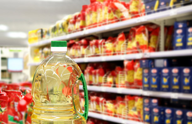 在超市的货架上选择食物，在杂货店的蔬菜，杂货店图片下载