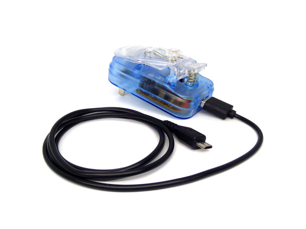 蓝色手机充电器与USB线隔离在白色背景。图片下载