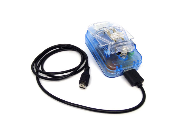 蓝色手机充电器与USB线隔离在白色背景。图片下载