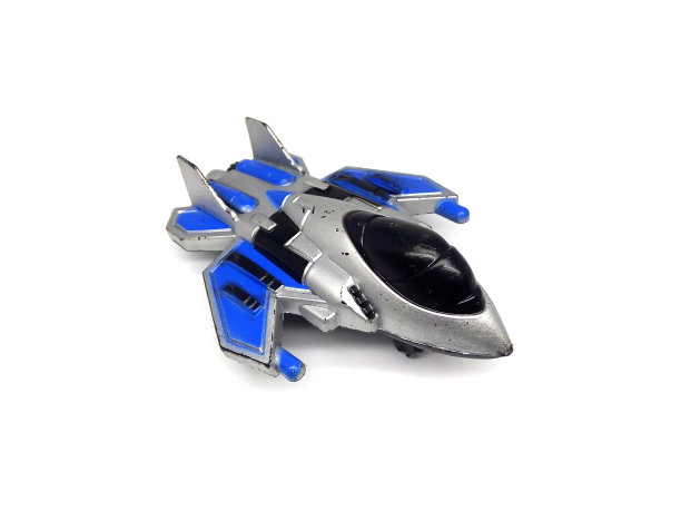 军用飞机塑料玩具的特写，孤立在白色背景上。图片下载