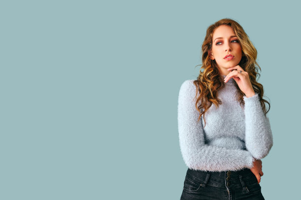 肖像美丽的年轻，沉思，周到的女人与长卷发图片下载