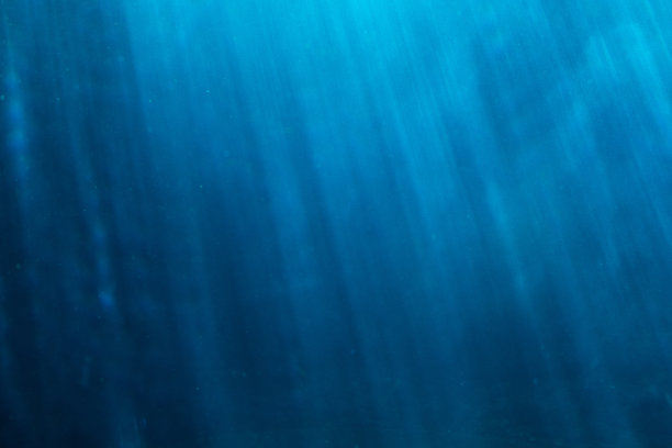 在阳光和泡泡的深蓝色海底图片下载