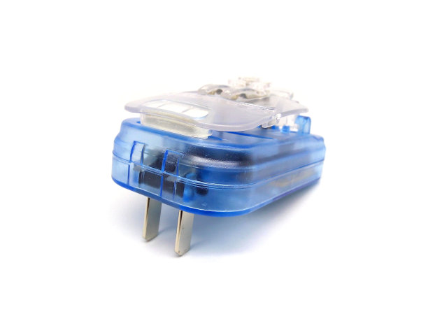 白色背景上的蓝色手机充电器。图片下载