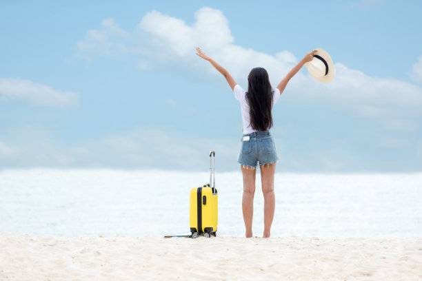 快乐的旅行者和旅游女人在海滩上旅行夏天。图片下载