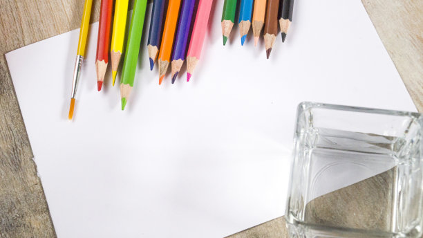 彩色水彩铅笔和画笔在白色的背景。从以上观点。图片下载